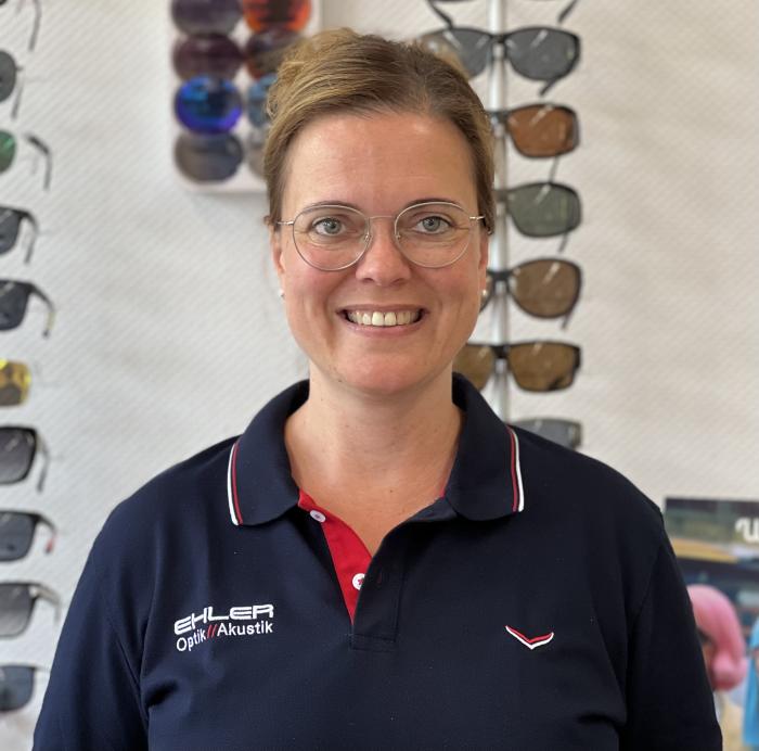 Unsere neue Optiker Sandra. Mit fast 20 Jahren Berufserfahrung als ausgebildete Augenoptikerin legt Sandra größten Wert auf Qualität und Kundenzufriedenheit. Sie passt perfekt zu unserem Anspruch bei Ehler Optik & Akustik: Erst wenn Sie zufrieden sind, sind wir es auch. Überzeugen Sie sich selbst von ihrem Können – wir freuen uns auf Ihren Besuch!