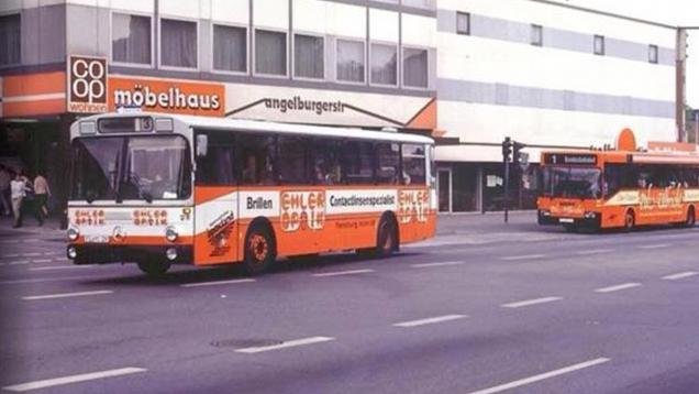 Ein Bus mit Werbung von Ehler Optik in der Innenstadt von Flensburg in den 1970ern